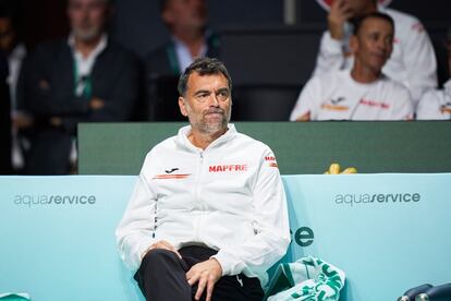 La Federación Española de Tenis confirmó este lunes la decisión adoptada de mutuo acuerdo con Sergi Bruguera, que deja de ser capitán del equipo de la Copa Davis, cargo que ocupaba desde 2017 y en el que conquistó el título en 2019.