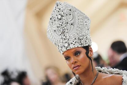 La cantante Rihanna con un look de inspiración papal con mitra incluida. El diseño es de Martín Margiela.