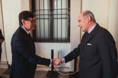 El presidente de la Generalitat, Salvador Illa, saluda al conseller de Acción Exterior y Unión Europea, Jaume Duch, en la ciudad italiana de Milán, en el marco de una visita de dos días a Italia.