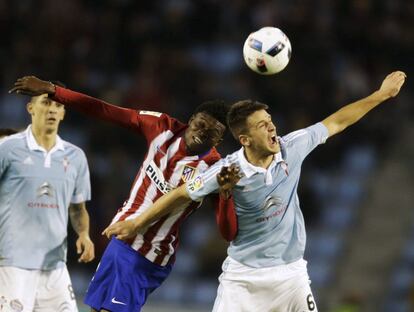 Radoja y Thomas pugnan por el bal&oacute;n