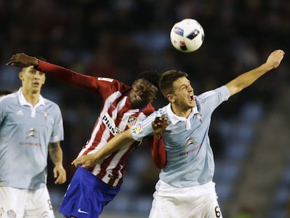 Radoja y Thomas pugnan por el bal&oacute;n