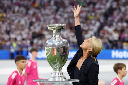 Heidi Beckenbauer, viuda de Franz Beckenbauer, antes de iniciarse el partido.