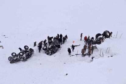 Soldados y rescatistas intentan ayudar a las personas atrapadas por una doble aavalancha de nieve en el distrito de Bahcesaray, en el sureste de Turquía, este miércoles.