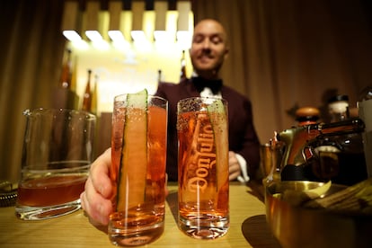 El barista Lorenzo Antinori, cofundador del Bar Leone, prepara un cóctel para el Baile del Gobernador de los Oscar, el 10 de marzo de 2026.