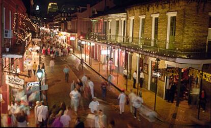 Bourbon Street es la calle principal del llamado French Quarter, el barrio francés, centro de la música y de las celebraciones del Mardi Gras, el carnaval local.