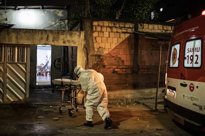 Un trabajador del Servicio de Atención Médica de Urgencia de Brasil (SAMU) traslada material sanitario en el hospital de Manaos, este jueves. 