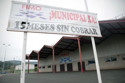 Pancarta de protesta de la plantilla ante la nave de FIMO.