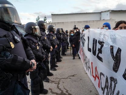 Antidisturbios ante vecinos de la Cañada Real, en una protesta el 24 de octubre para pedir que vuelva el suministro eléctrico.