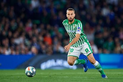 Canales conduce el balón en el último partido del Betis ante el Madrid.