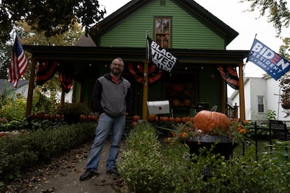 Mike Bradley no jardim de sua casa.