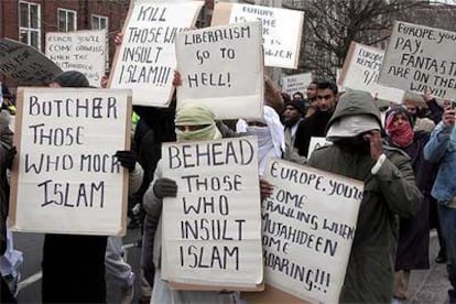 Fieles de la mezquita londinense de Regent's Park piden que se castigue a quienes insulten al islam.