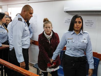 A adolescente palestina Ahed Tamimi diante de um tribunal militar israelense em dezembro de 2017