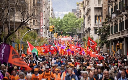 Manifestación por el Día del Trabajador en Barcelona a su paso por la Via Laietana, este jueves.
