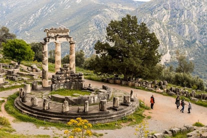 De todos los yacimientos arqueológicos de Grecia, el de Delfos, en el centro del país, es el que mejor conserva el espíritu de la Antigüedad. Hay que llegar temprano para captar la magia de los rayos del sol bañando el santuario de Atenea Pronaia (en la foto). Solo quedan tres columnas del espléndido conjunto que fue, pero bastan para que la imaginación remonte el vuelo. La cercana Vía Sacra pasa por el templo de Apolo, donde las profecías del oráculo de Delfos enviaban ejércitos a la batalla y provocaban desmayos a los amantes. Si los antiguos griegos no hubieran erigido Delfos como el centro de la Tierra y construido aquí el santuario de Apolo, seguro que a alguien se le habría ocurrido una buena razón para transformar este nido de águilas en atracción turística. Su ubicación en el borde de un precipicio es espectacular. Es además una de las mejores bases desde la cual explorar una de las zonas de interés turístico más importantes de Grecia. Es patrimonio mundial desde 1987.