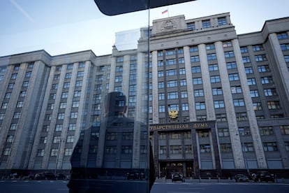 Un hombre delante de la Duma Estatal, la Cámara baja del Parlamento ruso.