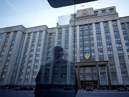 Un hombre delante de la Duma Estatal, la Cámara baja del Parlamento ruso.