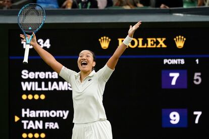 La francesa, Harmony Tan, celebra su victoria después de vencer a Serena Williams, el martes.