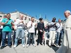 Un grupo de presos aplaude al papa Francisco en su visita a la cárcel d Castrovillari, parte de su viaje a Calabria, el 21 de junio de 2014.