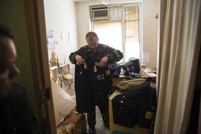 Los militares ucranios abandonan su cuartel general en la ciudad crimeana de Sebastopol, tomado por fuerzas rusas de autodefensa y civiles. En la imagen, un militar se prepara para abandonar las instalaciones militares, 19 de marzo de 2014.