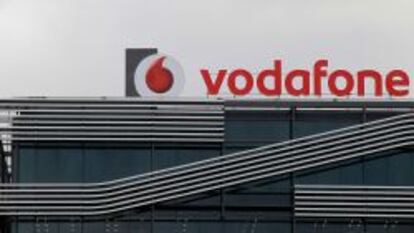Logotipo de Vodafone en su sede de Madrid.