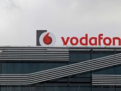 Logotipo de Vodafone en su sede de Madrid.