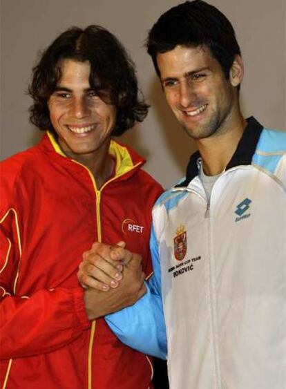 Nadal y Djokovic se saludan tras el sorteo de los partidos.