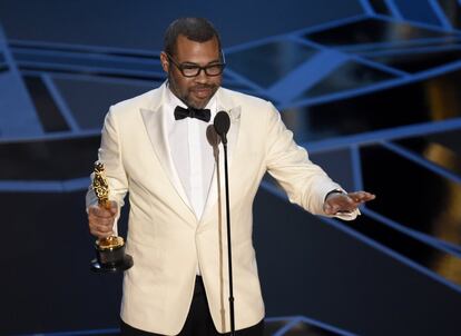 Jordan Peele sostiene el Oscar a mejor guion original por la película 'Déjame salir'.