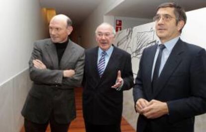 Los exlehendakaris José Antonio Ardanza, (c) Juan José Ibarretxe (i) y Patxi López, al inicio del acto conjunto celebrado hoy en la Universidad del País Vasco para hablar de sus diferentes etapas al frente del gobierno vasco.