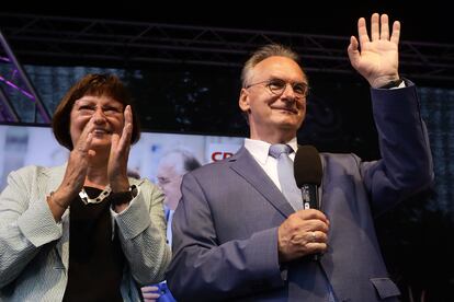 Reiner Haseloff celebra el resultado de las elecciones en Sajonia-Anhalt junto a su mujer, Gabriele, en Magdeburgo.