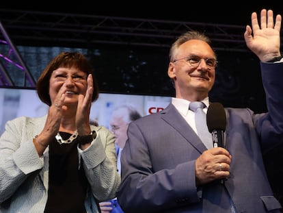 Reiner Haseloff celebra el resultado de las elecciones en Sajonia-Anhalt junto a su mujer, Gabriele, en Magdeburgo.