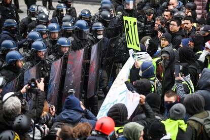 En París, "menos de 3.000 personas" participaban en la movilización, en tanto eran unas 10.000 hace una semana, según la misma fuente. En la imagen, manifestantes y agentes antidisturbios, en la plaza de la Ópera de París.