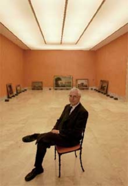 Tomás Llorens, director del museo Thyssen Bornemisza, posa en una de las salas que albergarán la colección privada de la baronesa.