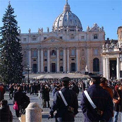 Dos <i>Carabinieri</i> patrullan por la plaza de San Pedro del Vaticano.