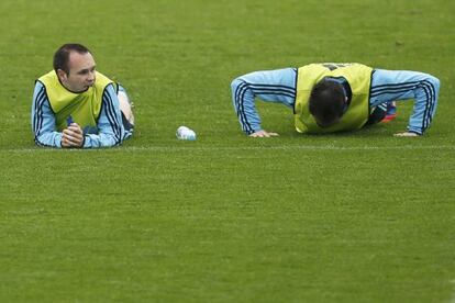 Iniesta junto a Juanfran durante el entrenamiento.