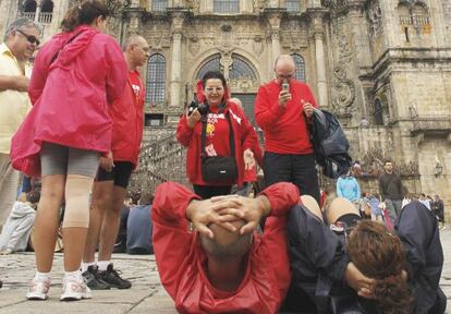 Peregrinos en la plaza del Obradoiro de Santiago 