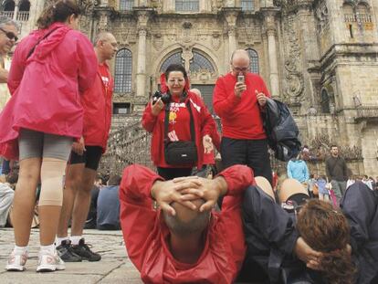 Peregrinos en la plaza del Obradoiro de Santiago 