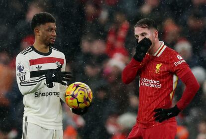 Amad Diallo con la pelota ante Mac Allister, tras marcar el 2-2 este domingo en Anfield.