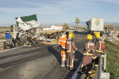 Estat en qu&egrave; han quedat els dos camions.