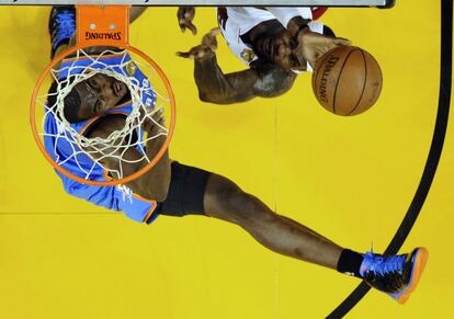 El jugador de Thunder Serge Ibaka trata de bloquear un lanzamiento de LeBron James