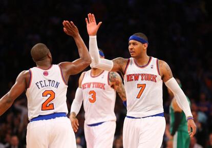 Carmelo Anthony celebra una jugada con Raymond Felton. 