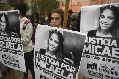 Miles de personas exigieron justicia por Micaela García el 12 de abril.