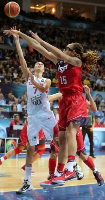 Alba Torrens lanza ante Brittney Griner