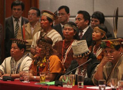 Representantes indígenas durante su reunión con el Gobierno este martes.
