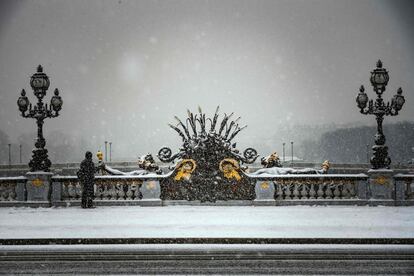 Vista del puente Alejandro III de País cubierto de nieve.