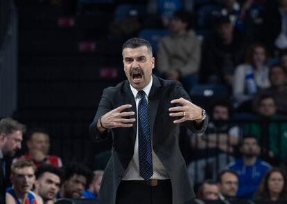 El entrenador del Anadolu Efes, Erdem Can, este viernes, durante el partido de Euroliga que perdió contra el Baskonia.