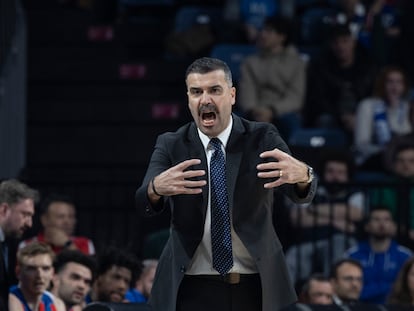 El entrenador del Anadolu Efes, Erdem Can, este viernes, durante el partido de Euroliga que perdió contra el Baskonia.