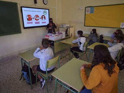 Una profesora explica las medidas de seguridad en el Instituto de Enseñanza Secundaria Askatasuna de Pamplona.