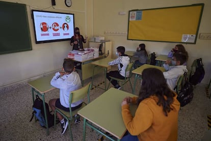 Una profesora explica las medidas de seguridad en el Instituto de Enseñanza Secundaria Askatasuna de Pamplona.