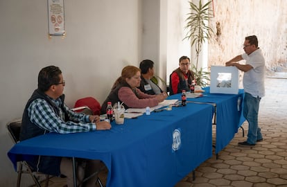 Afiliados al Partido Acción Nacional votan este domingo en las oficinas del comité estatal en la capital del Estado de Tlaxcala