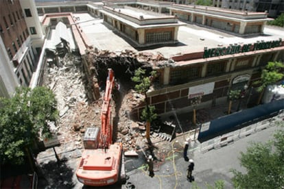 Primeras imágenes de la demolición del Mercado de Torrijos, situado en la calle General Díaz Porlier de Madrid.